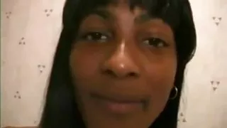 Jeune vieille mature cochonne couple excité aime le sexe oral torride sur le canapé