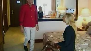 La brune sexy Sister Dee doit porter l'un des meilleurs masques en métal jamais fabriqués vieille cochonne allemande