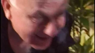 La pute brune maigre Sarah Diamant joue vieille et cochonne avec son clitoris