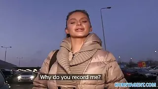 Une fille glamour vêtue de lingerie vielles cochonne et de bas se déshabille et vous taquine avec son cul charmant