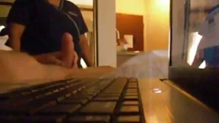 Une bombe aux gros seins vêtue video vielle cochonne d'un uniforme de police sexy et de bas se fait défoncer la chatte