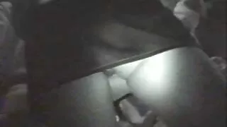 Hot babe en costume d'ange baise la vieille coquine chatte de sa copine avec un jouet sexuel