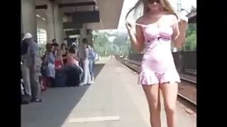 La belle brune appelée Nastya se fait défoncer la chatte les vieilles cochonnes rose chauve