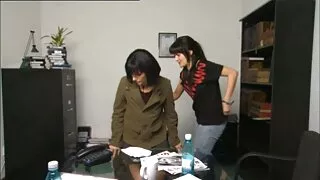 Un homme en chaleur rase le chat de sa beauté aux gros seins huilée Yukina vieilles salopes cochonnes Mori