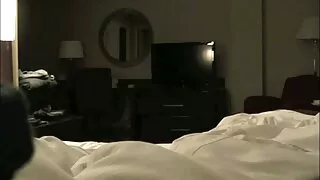 Une blonde tentante masse vidéo de vieille cochonne lentement une grosse bite et fait une pipe impatiente
