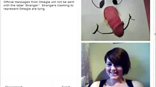 La Hongroise aux longues jambes Lexi Layo se déshabille et joue avec ses vieille coquine jouets sexuels préférés