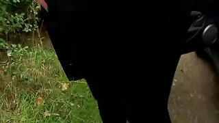 Une brune divine se fait fourrer la chatte intacte vieille cochonne sexe en levrette