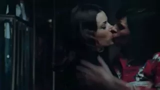 Les bimbos sextractives Sheila Grant vieille black cochonne perce sa chatte surdimensionnée avec un gode