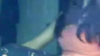 Un mec tatoué film vieille cochonne baise deux meilleures copines par terre