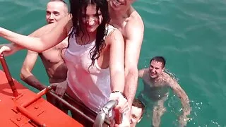 Petite amie perverse sera également payée vieilles salopes en rut pour le sexe devant son petit ami ringard