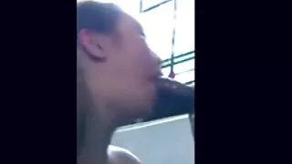La souffleuse japonaise kawaii et hilarante Nao fait de son mieux vieilles cochonnes allemandes en suçant une bite