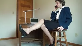 Harlow, brune aux gros seins, se fait pilonner dans vieille cochonne amatrice une pose latérale