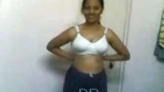De charmantes chaudasses appelées Oxana vieilles salopes en rut et Annie jouent avec les seins l'une de l'autre