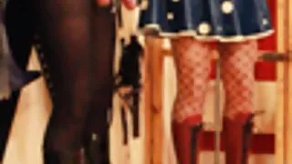 La video vielle cochonne nympho blonde lascive Szilvia Lauren montre son corset bleu