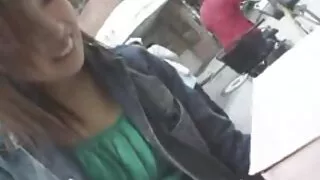 La beauté brune envoûtante Aletta Ocean lubrifie vieille cochonne poilue la bite pour le sexe anal