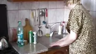 La belle blonde Shayla LaVeaux fait une pipe et grosse vieille cochonne chevauche une bite