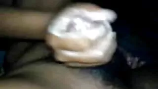 Soni, femme au foyer européenne, suce une tres vieille femme cochonne énorme bite épaisse pendant sa lessive