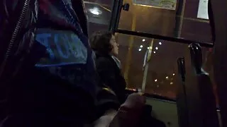 Trois copines japonaises coquines font une bonne pipe asiatique devant une caméra pov video vieille cochonne