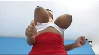 Le vieux mec Jim Slip baise une jolie jeune fille aux cheveux roux dans vieille cochonne xxx un clip pov chaud