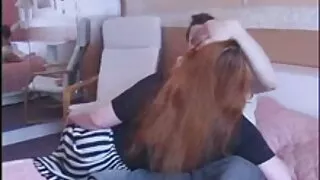 Un couple de filles les vieilles cochonnes chaudes aux gros seins souffle un pénis épais avec passion