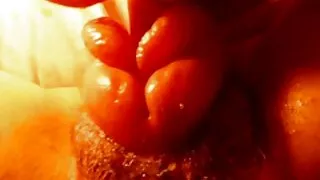 Un caméraman en chaleur filme deux lesbiennes folles qui la vieille cochonne se fistent l'anus
