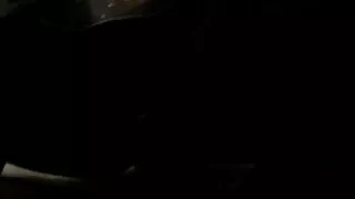 Une étudiante chaude donne la tête à son jeune homme vieille femme cochonne sur la chaise